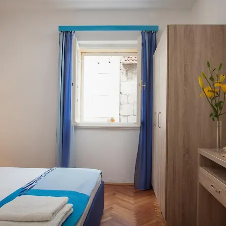 Potts Point マカルスカ